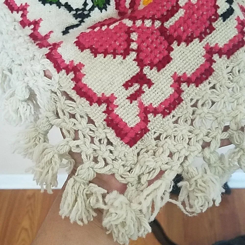 Mexican handwoven wool floral poncho - Picture 4 of 5